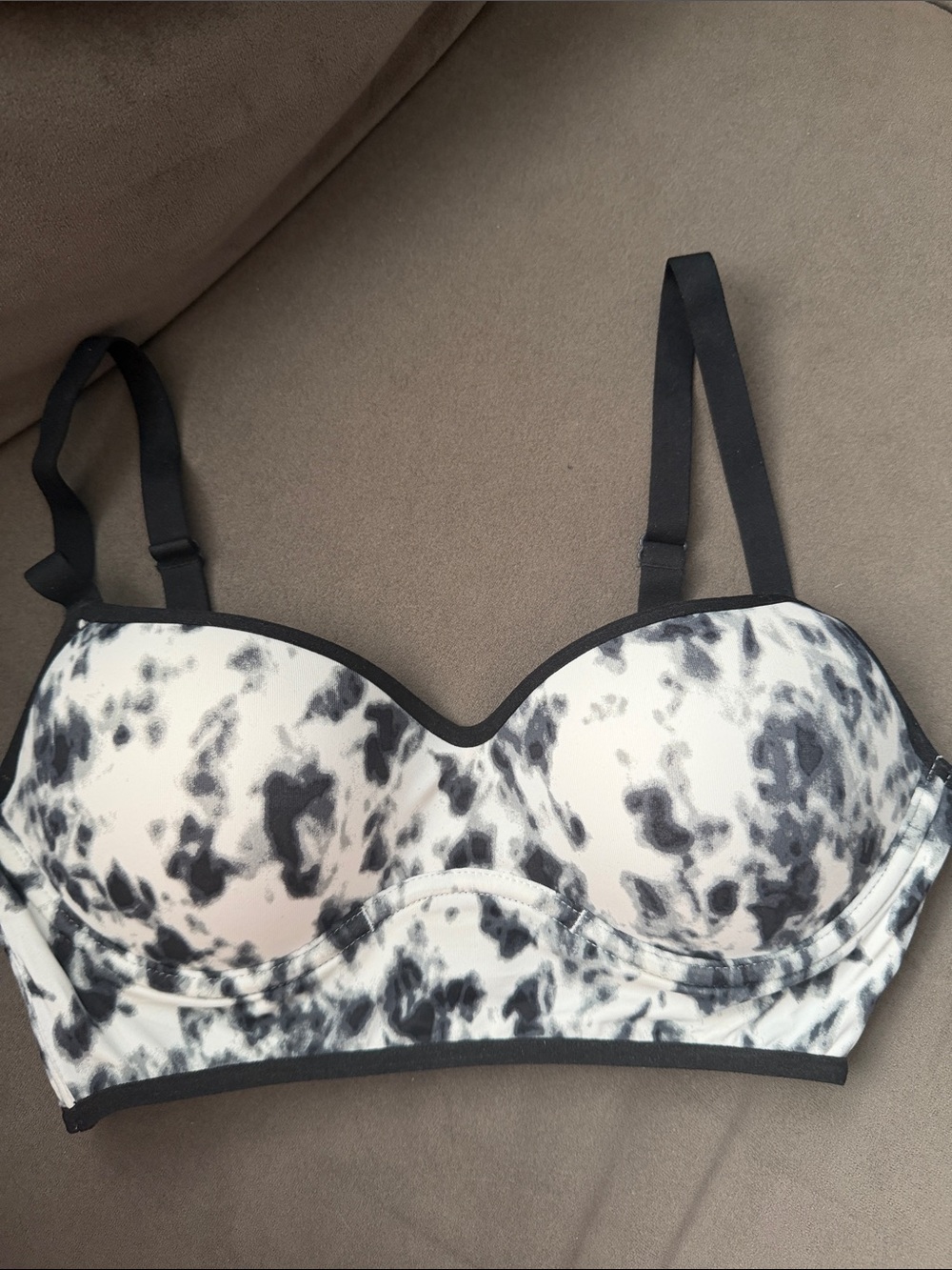 Black and White Abstract Print sports Bra